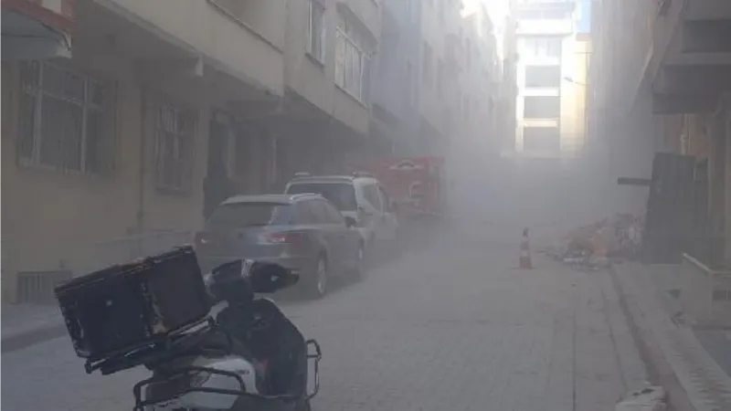Sultangazi'de 4 katlı binanın yıkımı sırasında mahalle toz altında kaldı