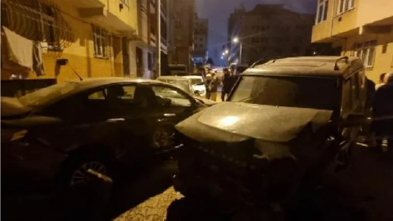 Sultangazi’de 3 sokakta 13 araca çarptı