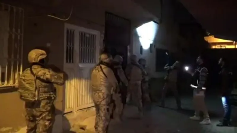 Adana'da 212 kişinin gözaltına alındığı 'Kökünü Kurutma Operasyonu' kamerada
