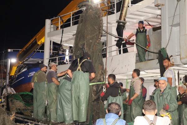 Dalgıçlar için batırılan uçak enkazı balıkçıların ağına takıldı