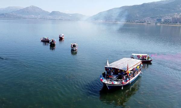 Eğirdir Gölü'nde ‘çevreci tekne’ ile gezinti