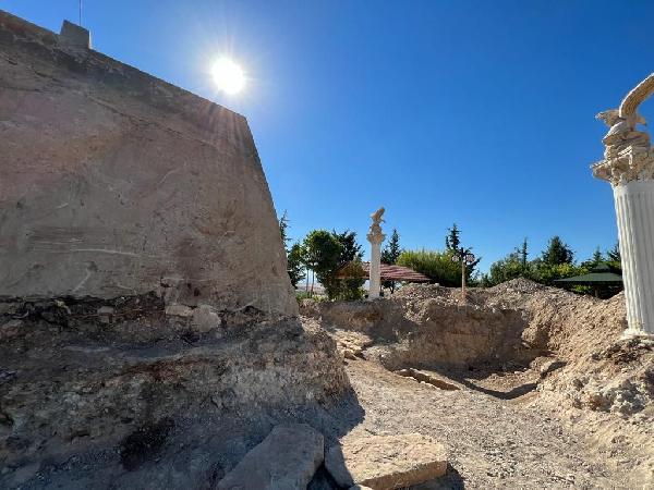 Su deposu kazısında Roma dönemine ait 3 mezar bulundu