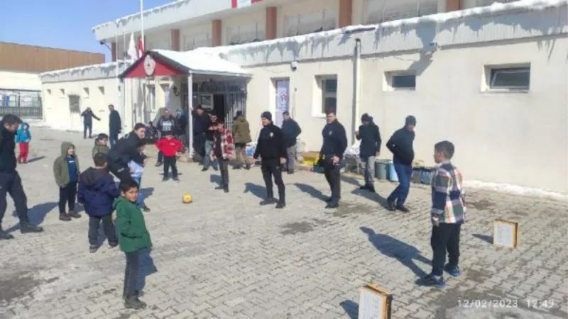 Polis ekipleri, depremzede çocuklarla futbol maçı yaptı