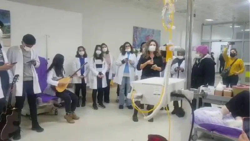 ADÜ Tıp Fakültesi öğrencilerinden kemoterapi hastalarına moral konseri