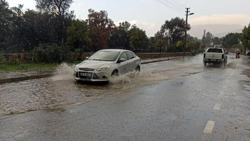 Bodrum'da sağanak; cadde ve sokaklar suyla doldu, sürücüler zor anlar yaşadı