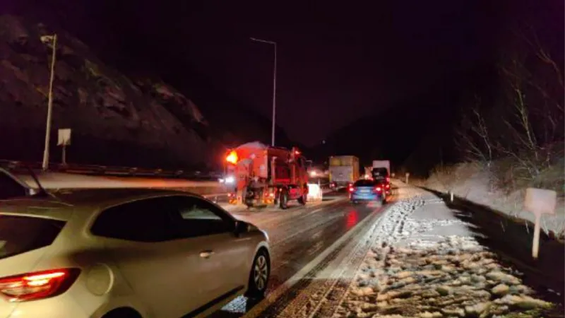 Kardan kapanan Bursa-Ankara kara yolu açıldı, yardım TIR'ları yola çıktı