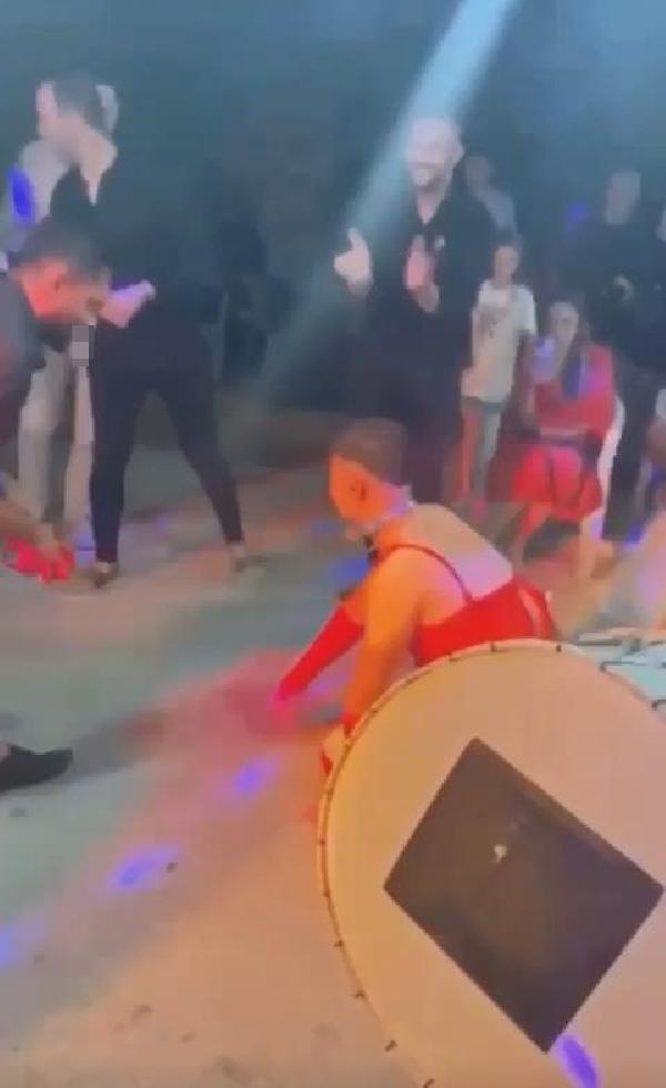 Damada kadın iç çamaşırı giydirip, tasma taktılar