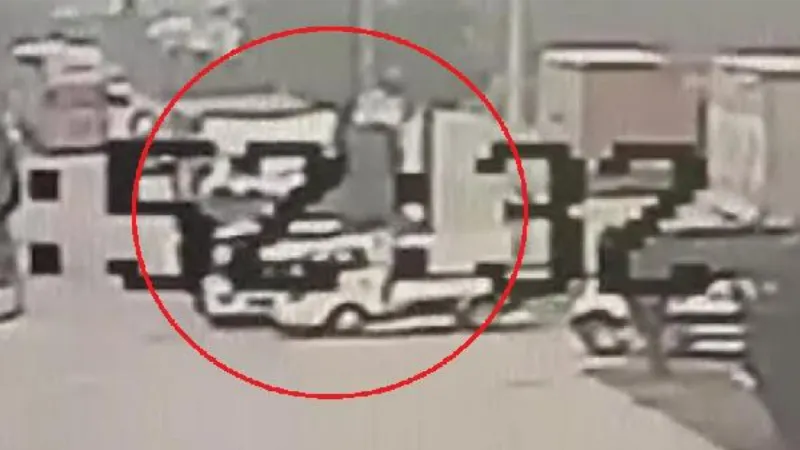 TIR’ın çarptığı kamyonetin sürücüsü ağır yaralandı; kaza kamerada