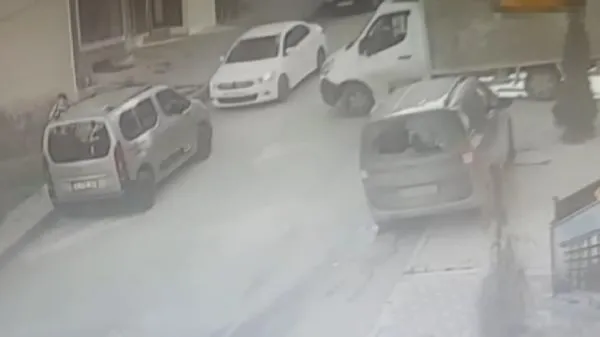 Arnavutköy'de otomobille gelip kamyonetteki cep telefonu çaldılar