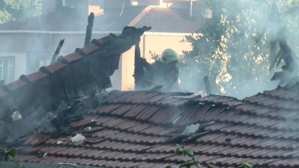 Beykoz’da 2 katlı müstakil evin çatısında yangın 