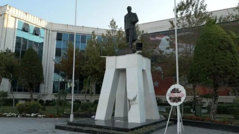 Antalya'da Atatürk Anıtı'na balyozlu saldırı