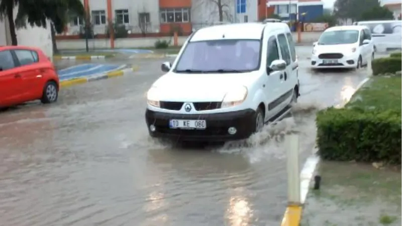 Balıkesir'de yağmur ve lodos etkili oldu