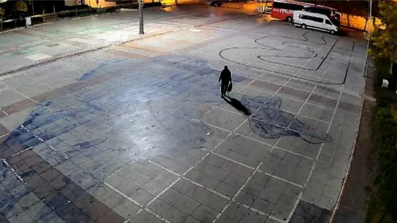 Atatürk Anıtı'na balyozla saldıran şüpheli tutuklandı