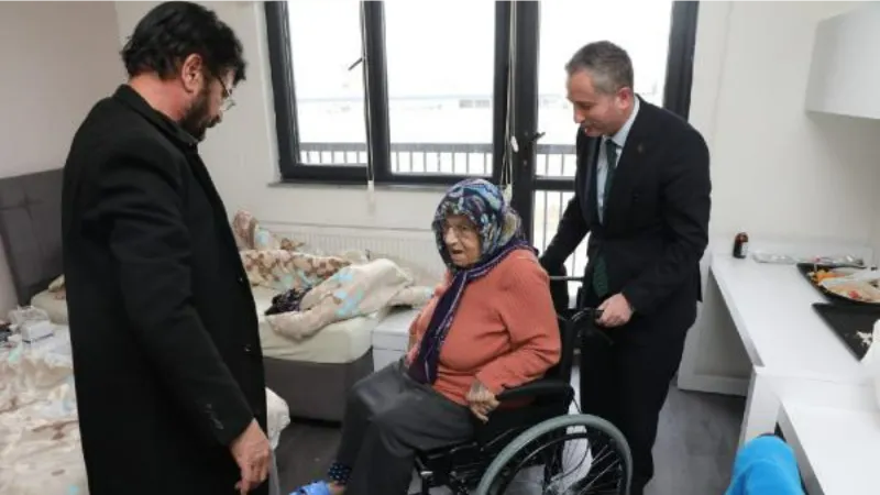 Yürüme güçlüğü çeken depremzedeye tekerlekli sandalye hediye edildi