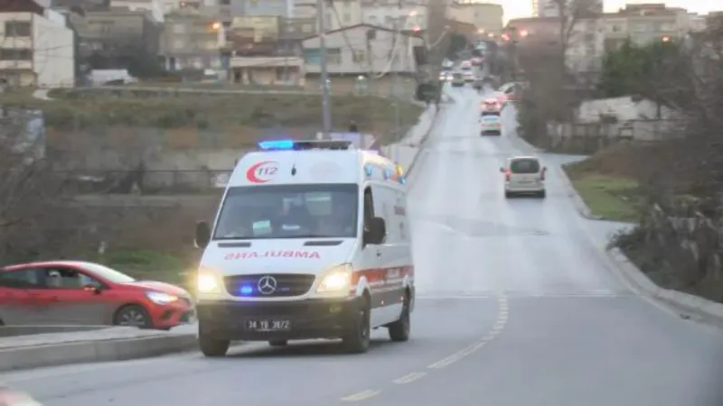 Başakşehir'de polisin 'dur' ihtarına uymadı, kaçarken araçlara çarptı: 4 yaralı 
