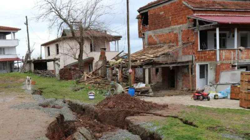 Kar suları heyelanlara neden oldu: 3 ev hasar gördü, 1,5 metrelik yarıklar oluştu