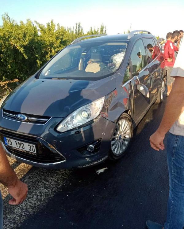 Yolun karşısına geçerken otomobil çarpan babaanne ile elinden tuttuğu torunu öldü