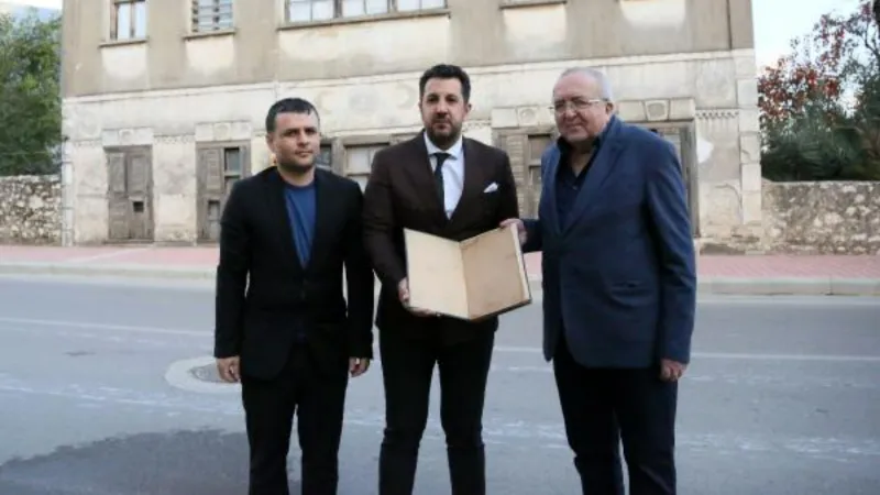 200 yıllık evin çatısından Osmanlıca kayıt defteri çıktı