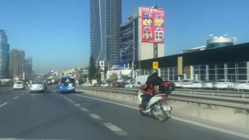 Motosiklet sürücüsü çocuğuna kask takmadan yolculuk yaptı 