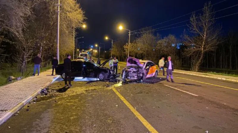 Diyarbakır'da taksi ile otomobil çarpıştı: 4 yaralı