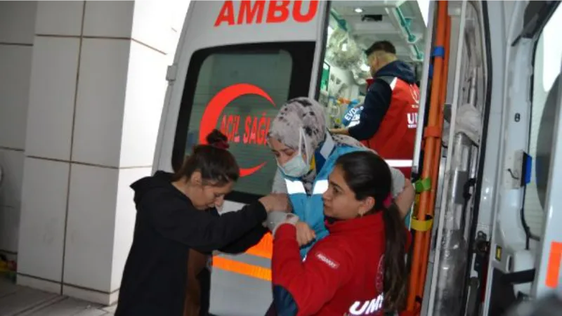 Evde sağlık görevlileri, hastaya giderken kaza yaptı: 3 yaralı