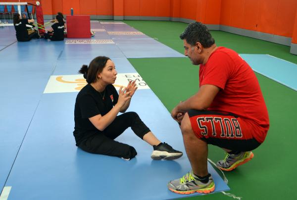 Bacağını kaybeden Ceren, ne eğitimden ne de voleyboldan koptu