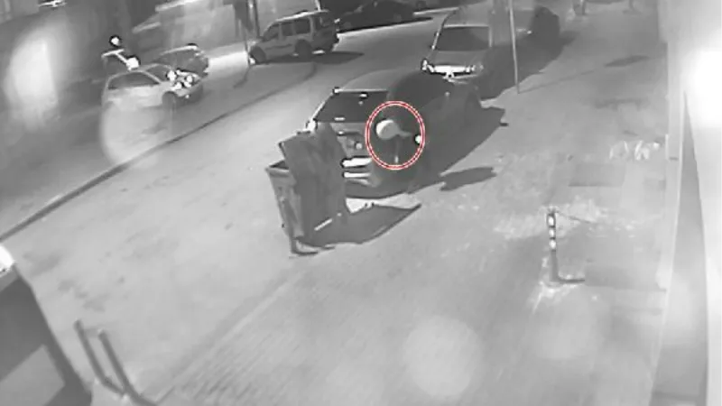 20 dakikada 21 aracın lastiğini kesti; o anlar kamerada