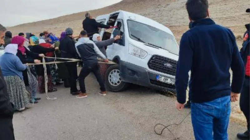 Öğrenci servisini devrilmemesi için elleri ile tutup, halatlarla çektiler