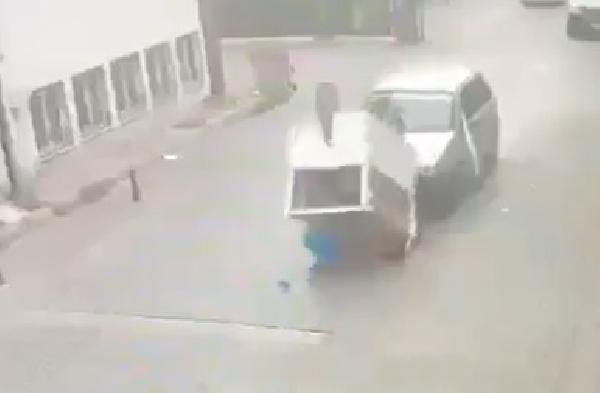 Muhallebici, otomobilin çarptığı seyyar arabasının altında kaldı