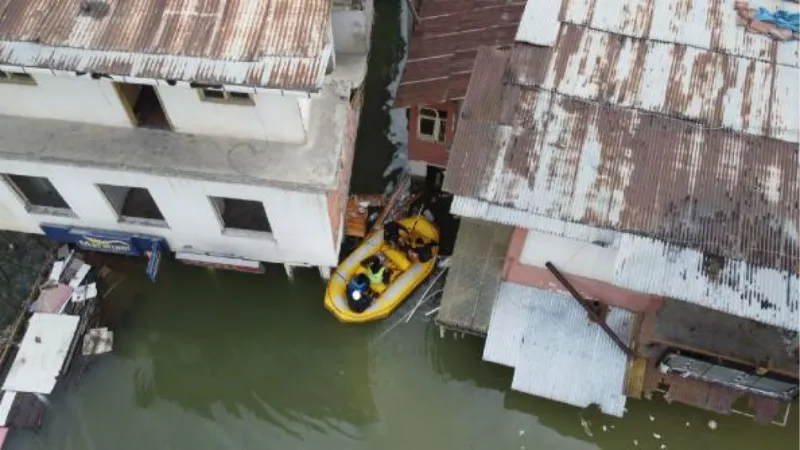 Yusufeli’nde baraj suyu altında kalan binalarda mahsur kalan 'can dostlar' botla kurtarıldı