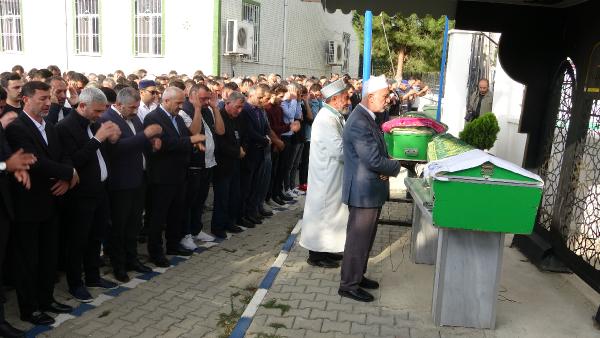 Yurt kaydından dönerken kazada ölen üniversiteli Aysun ile ağabeyi, toprağa verildi