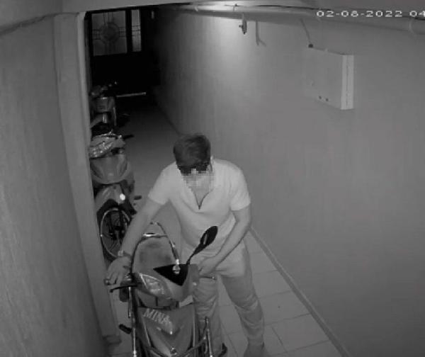 Apartmandan elektrikli motosiklet hırsızlığı kamerada