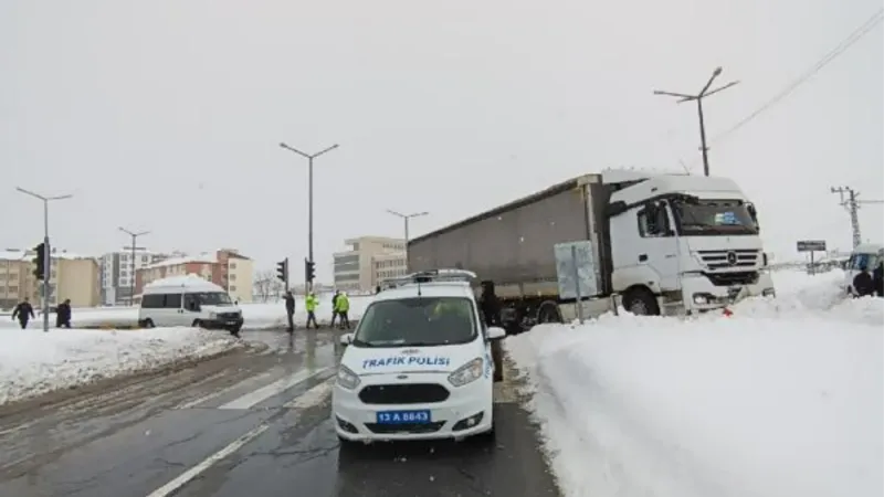 Tır,yolcu minibüsüne çarptı: 3 Yaralı