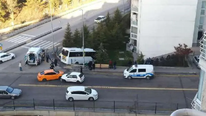 Midibüs sürücüsü, kaza yapan araçlara çarpmamak için manevra yaptı: 6 öğrenci yaralı