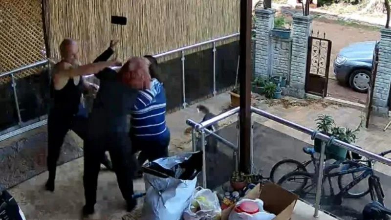 Ev sahibinin kiracı kadına saldırısı kamerada