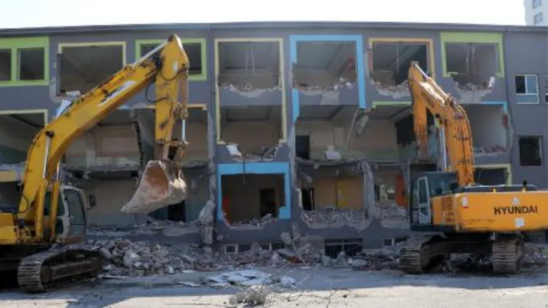 Kayseri'de ağır hasarlı okulun yıkımı başladı