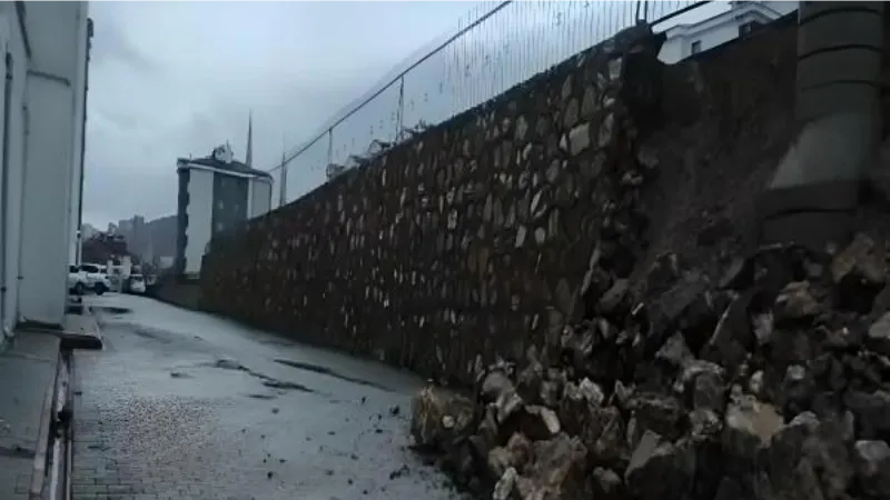 Elazığ'da yağış sonrası istinat duvarı çöktü