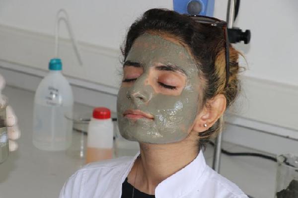 Iğdır'da Tuz Dağı'ndaki kilden cilt maskesi üretildi