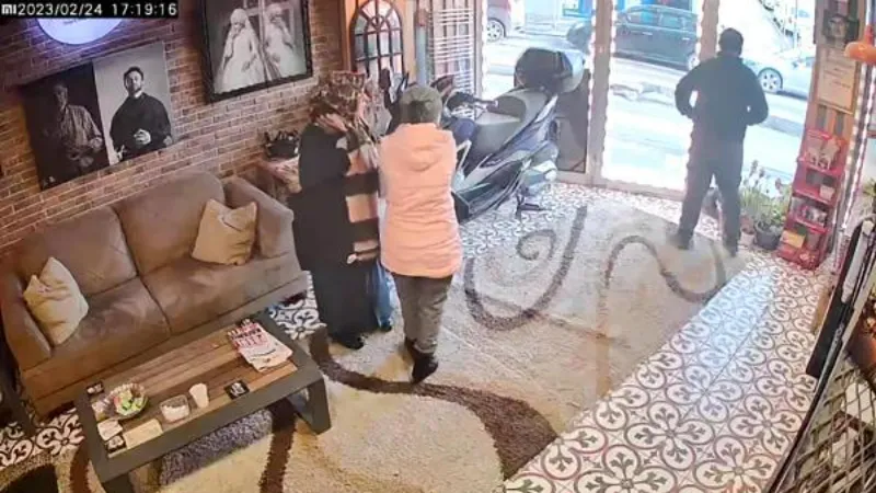 Çay ocağına silahlı saldırı; anne- kız fotoğrafçıya sığındı