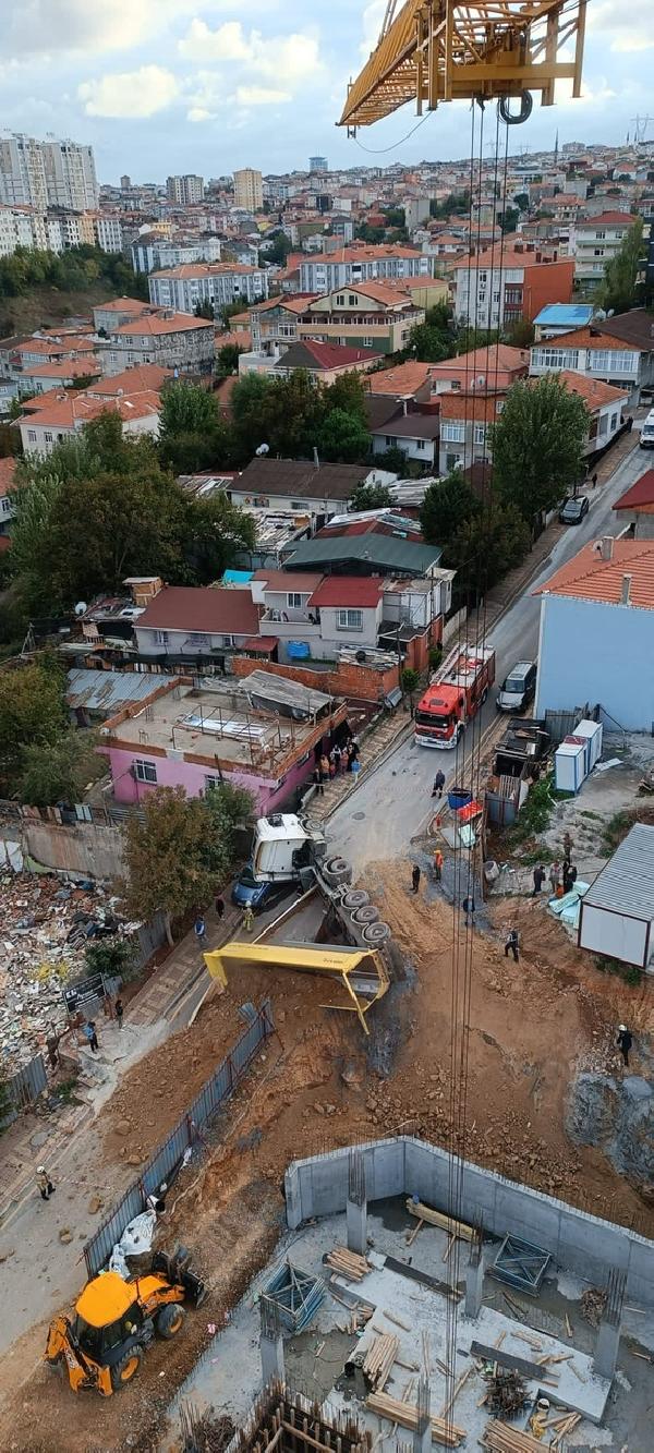 Üsküdar'da hafriyat kamyonu otomobilin üzerine devrildi