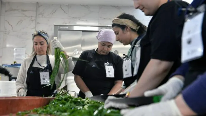 5 genç kadın, kendileri gibi depremzedelere yemek pişiriyor