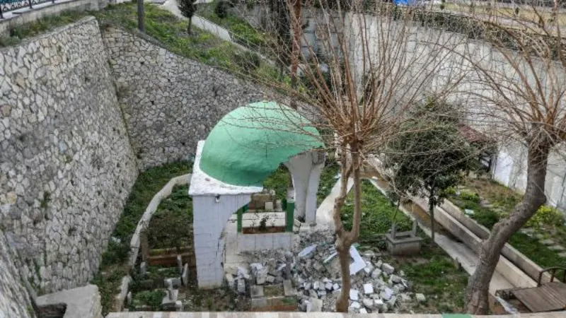 Gazi Abdurrahman Paşa'nın türbesi de depremde ağır hasar gördü