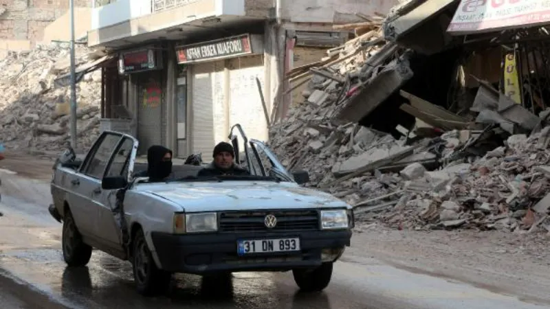 Otomobilini, tavanını kestirerek enkazdan çıkarttırmış