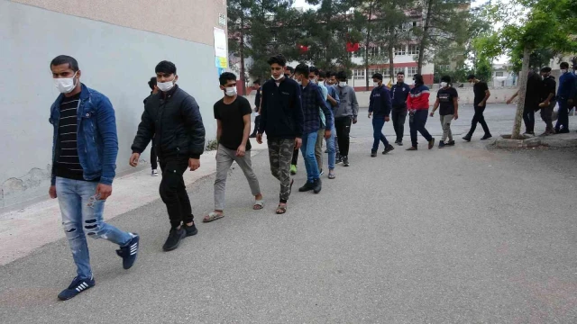 Adıyaman’da 76 kaçak göçmen gözaltına alındı