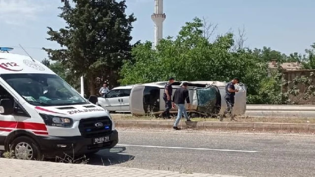 Adıyaman’da lastiği patlayan otomobil devrildi: 3 yaralı