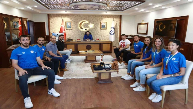 ADÜ Kadın ve Erkek Plaj Voleybolu Takımları Rektör Aldemir ile görüştü