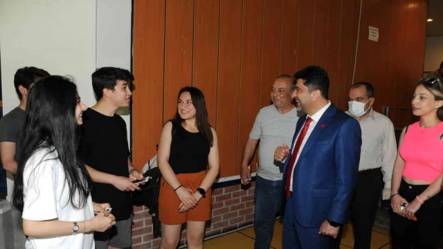 ADÜ Rektörü Aldemir, üniversite yemekhanesinde öğrencilerle bir araya geldi