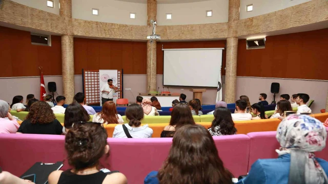 ADÜ’de ’toplum baskısının bireye etkisi’ konuşuldu