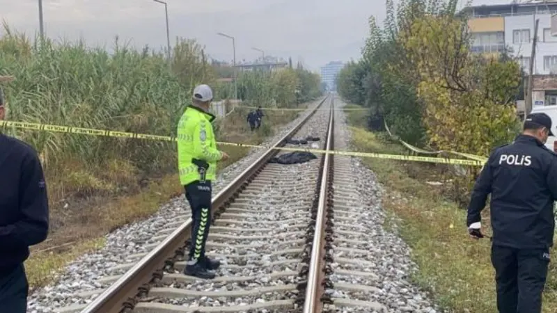 Bariyeri kapalı hemzemin geçitte tren çarpan öğretmen öldü