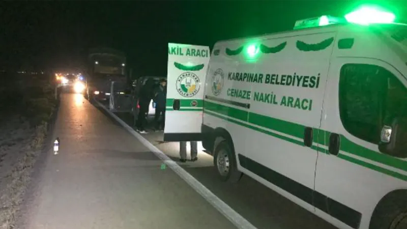 Hafif ticari araç, kamyona çarptı; Berat öldü, 3 yaralı